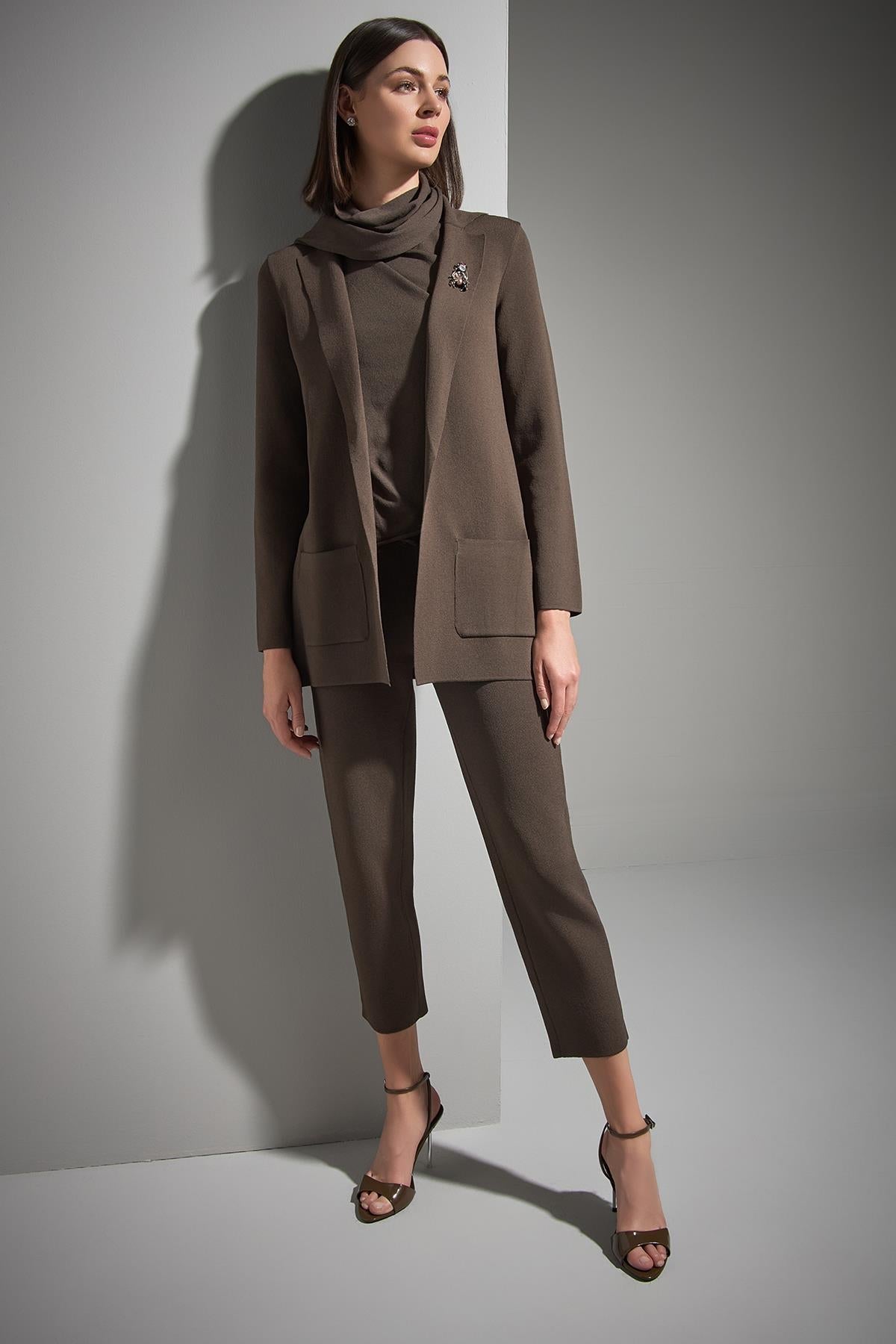 Atkı ve Broş Detaylı Bol Kesim Kahverengi Triko Blazer Ceket